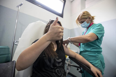 Vaccini Lazio, 51% adulti ha ricevuto la dose booster
