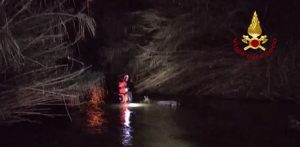 Donna cade nella notte nel fiume Oreto, salvata dai pompieri
