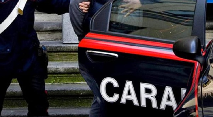 Catania, 12 dicembre 2022 – Quattro giovani, di età compresa tra i 15 e i 20 anni, sono stati aggrediti e picchiati durante una rapina nei pressi di una scuola