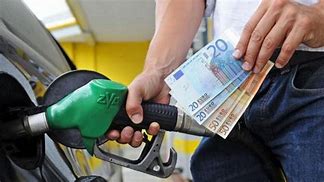 Caro benzina: il prezzo vola a 2 euro al litro