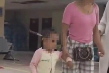 Bimba si reca in ospedale camminando
